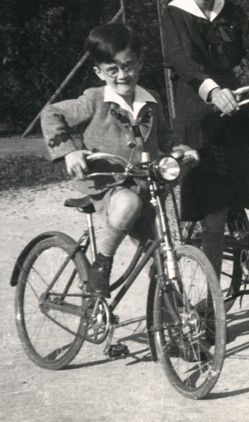 1935-t runk, a kpen Weiss Manfred egyik gyermekt lthatjuk. A kerkpr tpusa WM Lenyka. Forrs: Ocskay Zoltn