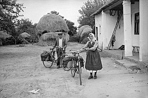 1952.09. Paradicsomszllts kerkpron a szomszdos faluba