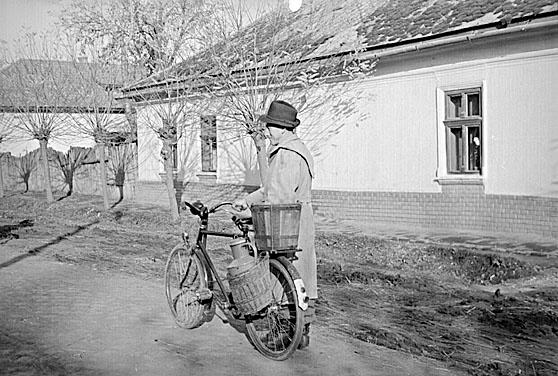 1954.12. Frfi kerkprral, a kerkpr csomagtartjn faputtony, oldalt vesszkosr. Az oldals vesszkosr hasznlata 2-3 vvel ezeltt terjedt el a faluban.