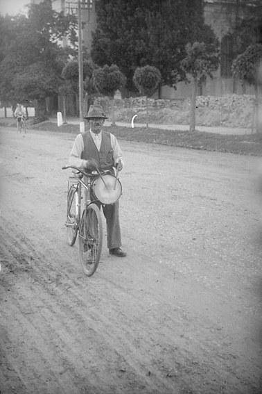 1948.06. A kisbr a kis kerek dobot a bicikli kormnyra szerelte s gy jrja be a falut. A megszokott 
